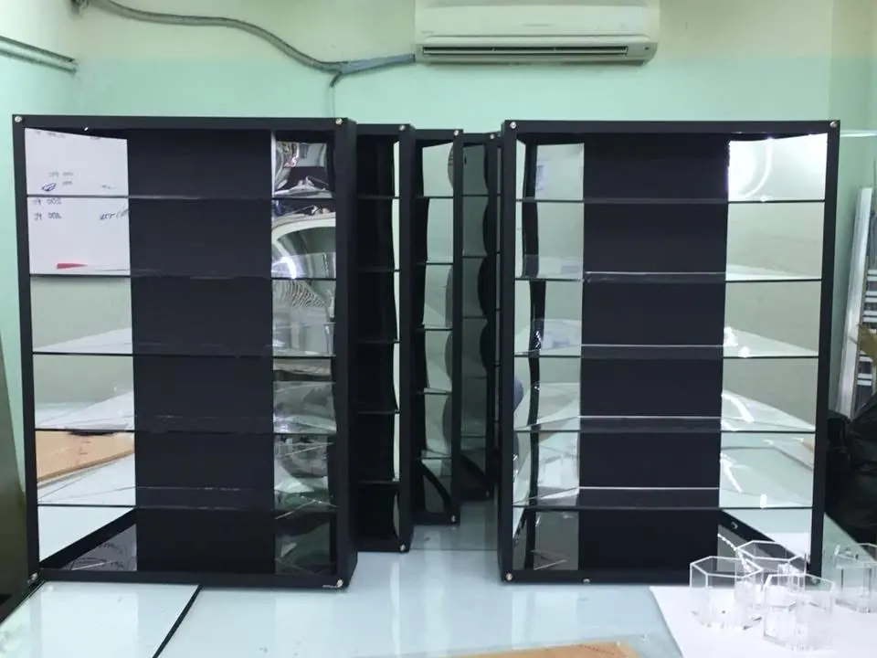 ชั้นวางสินค้าอะคริลิคสีดำและใสสำหรับงานหน้าร้าน