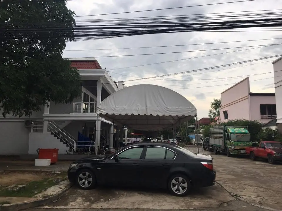 พื้นที่โรงงานและลานขนส่งสำหรับรับงานผลิตอะคริลิค